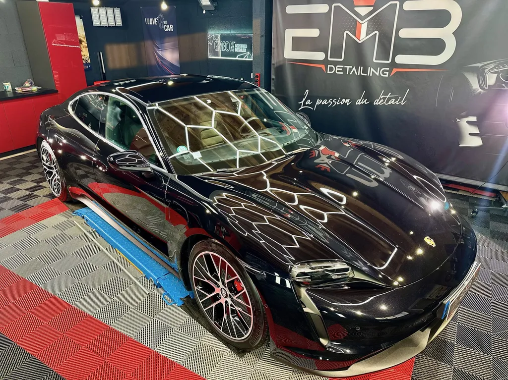 detailing lyon spécialiste Porsche Taycan