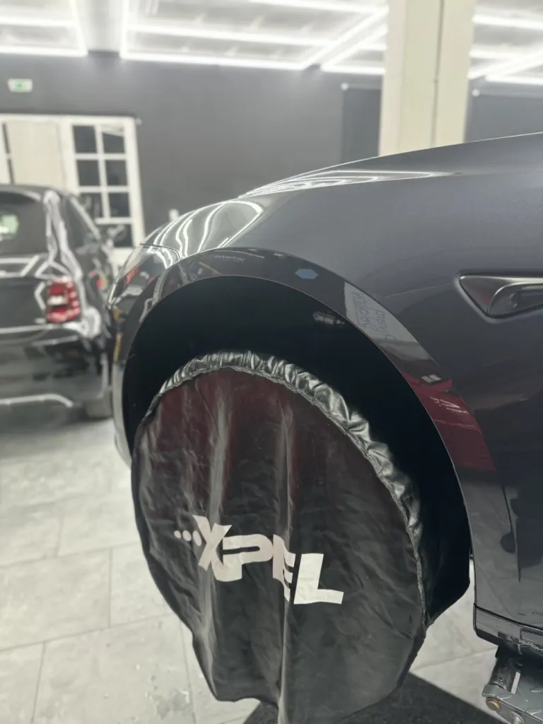 Pose de film de protection transparent Tesla Model 3 sur la cote d'azur