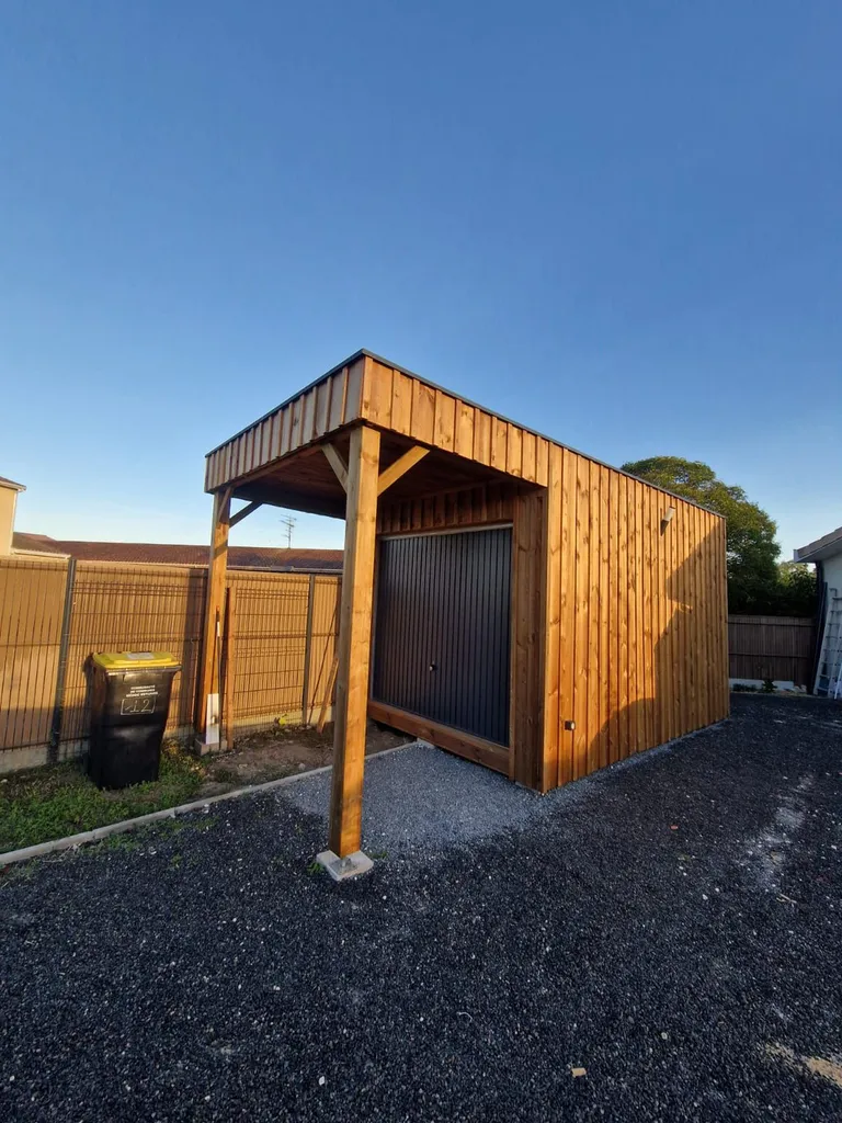 Création garage ossature bois bardage volige pin marron toit plat EPDM à Macau