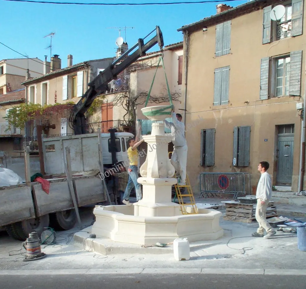 Fontaine Pourrières en pierre d'Estaillades