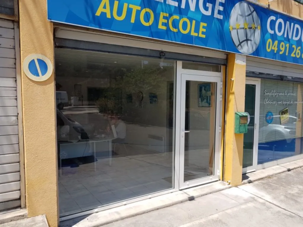 Menuiserie alu vitrine d'un salon de coiffure dans le centre-ville de Salon-de-Provence et de Marseille