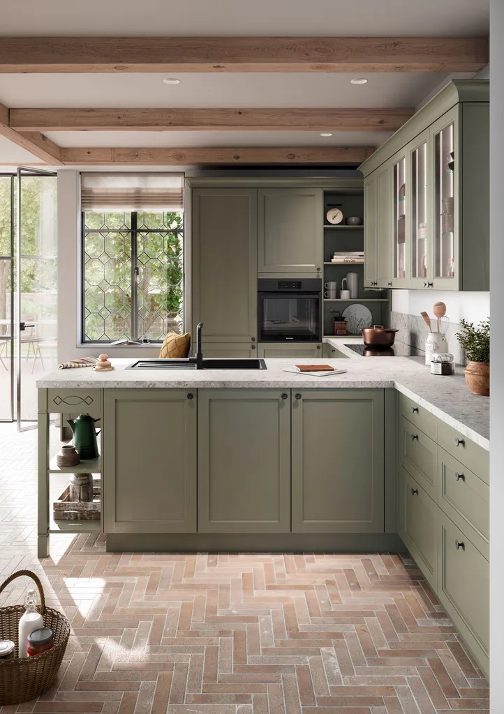 Cuisine style campagne : façades à cadre en bois massif, poignées boutons et cornières 
