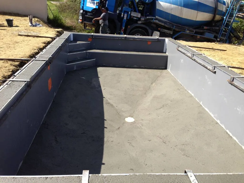 Construction piscine béton armé monobloc par Aquarev'Piscines à Pierrevert 04860 