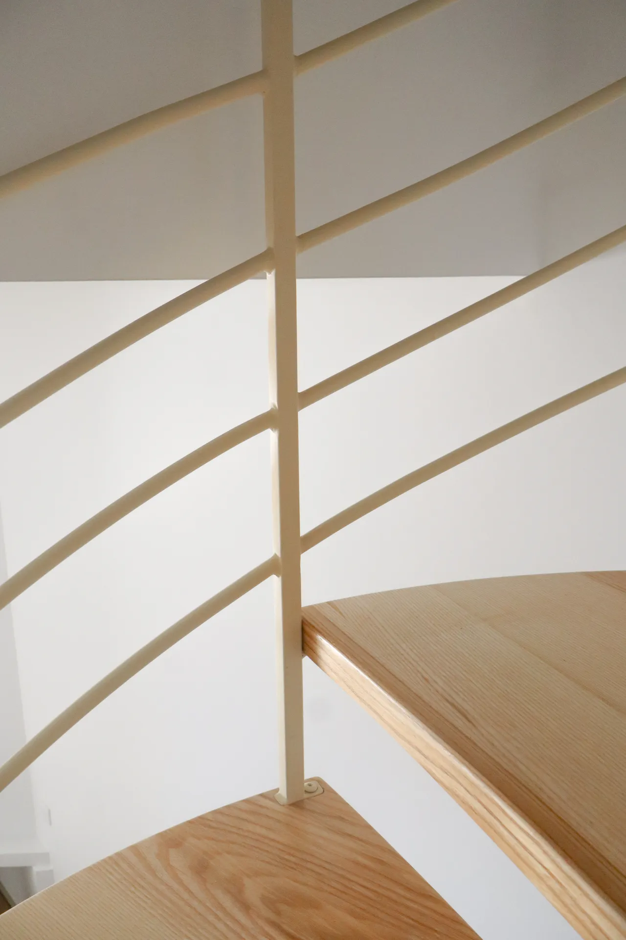 Escalier hélicoïdal sur mesure bois et métal aux lignes courbes réalisé à Saint-Jean-le-Centenier