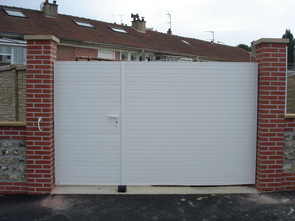 Installation de Portail PVC Électrique, Modèle 2 Vantaux motorisés Renforcé à Rouen en Seine-Maritime 76 et Mont-Saint-Aignan