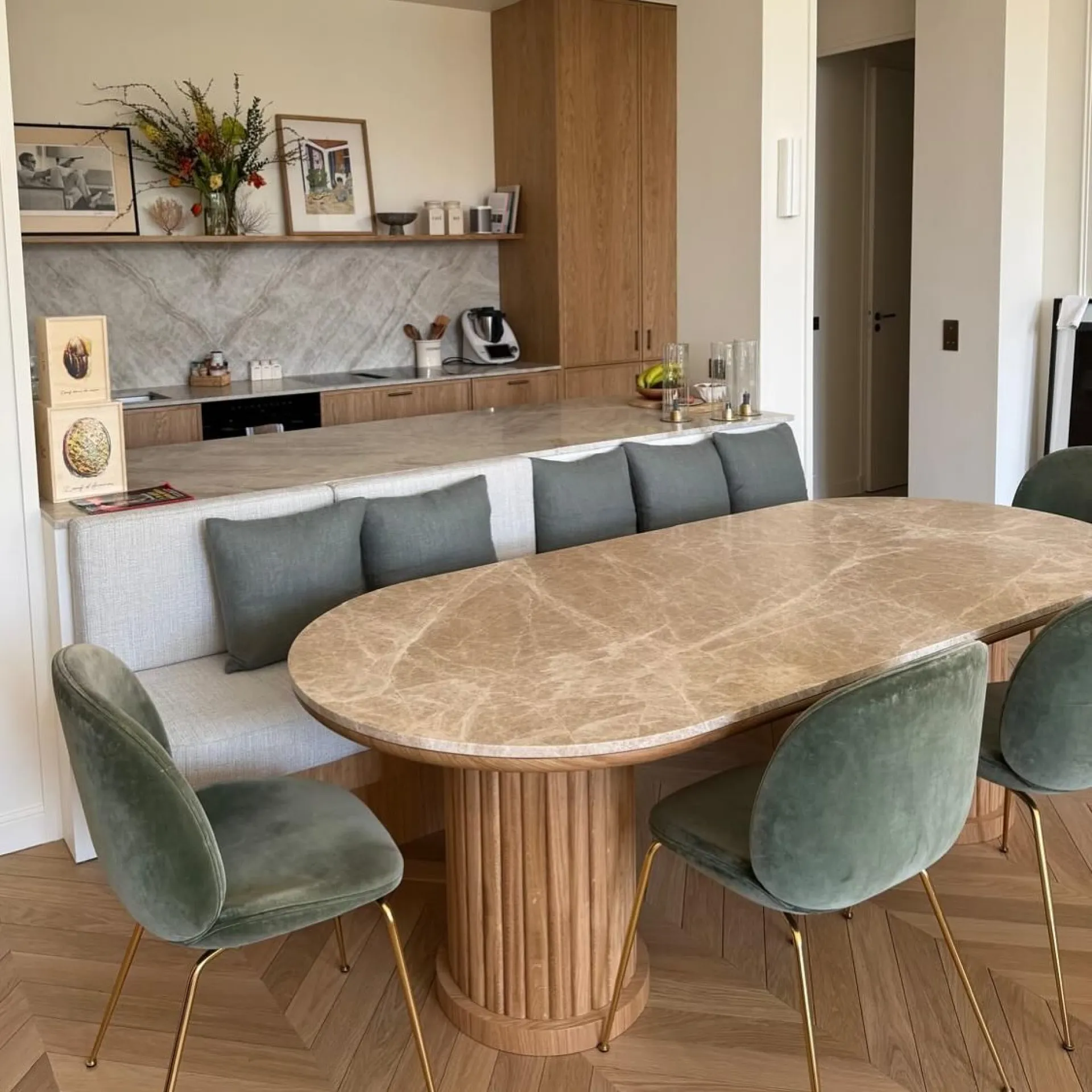 Table marbre beige emperador light et pied en chène