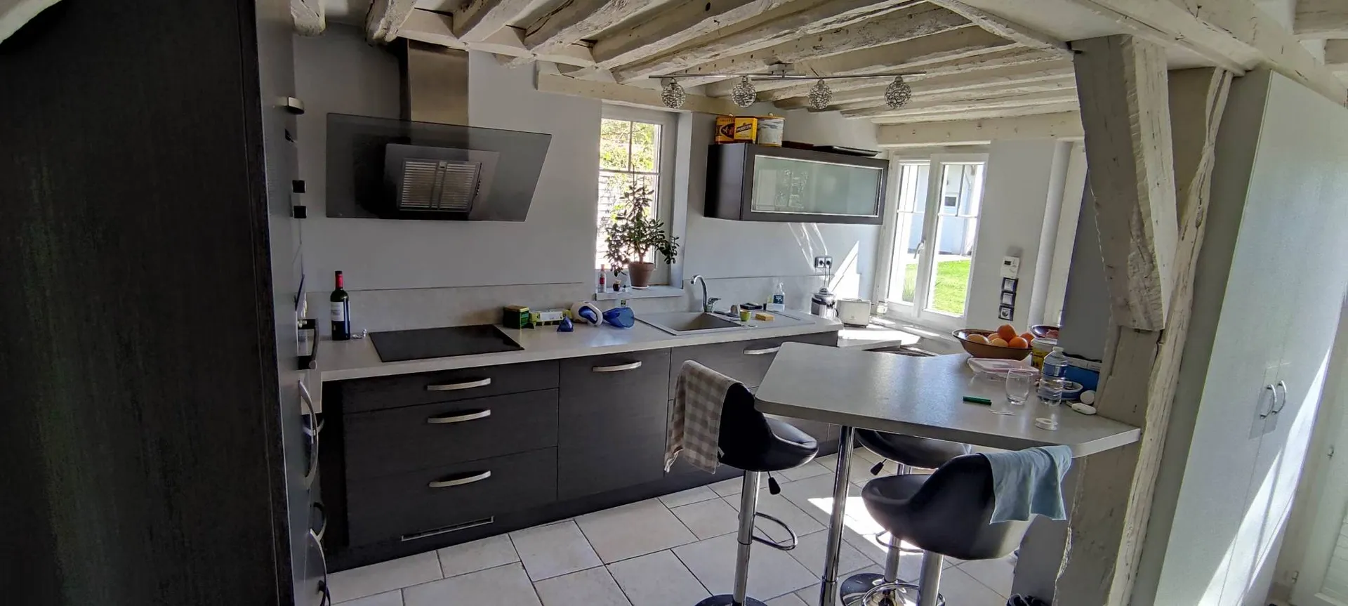 A vendre, à 10 minutes de PONT-L'EVEQUE (14130) et de LISIEUX (14100), découvrez cette maison rénovée offrant une vie de plain-pied. Sur un terrain de 2 600 m², profitez de deux terrasses exposées Sud et Ouest, ainsi qu’une grande dépendance de 92 m²