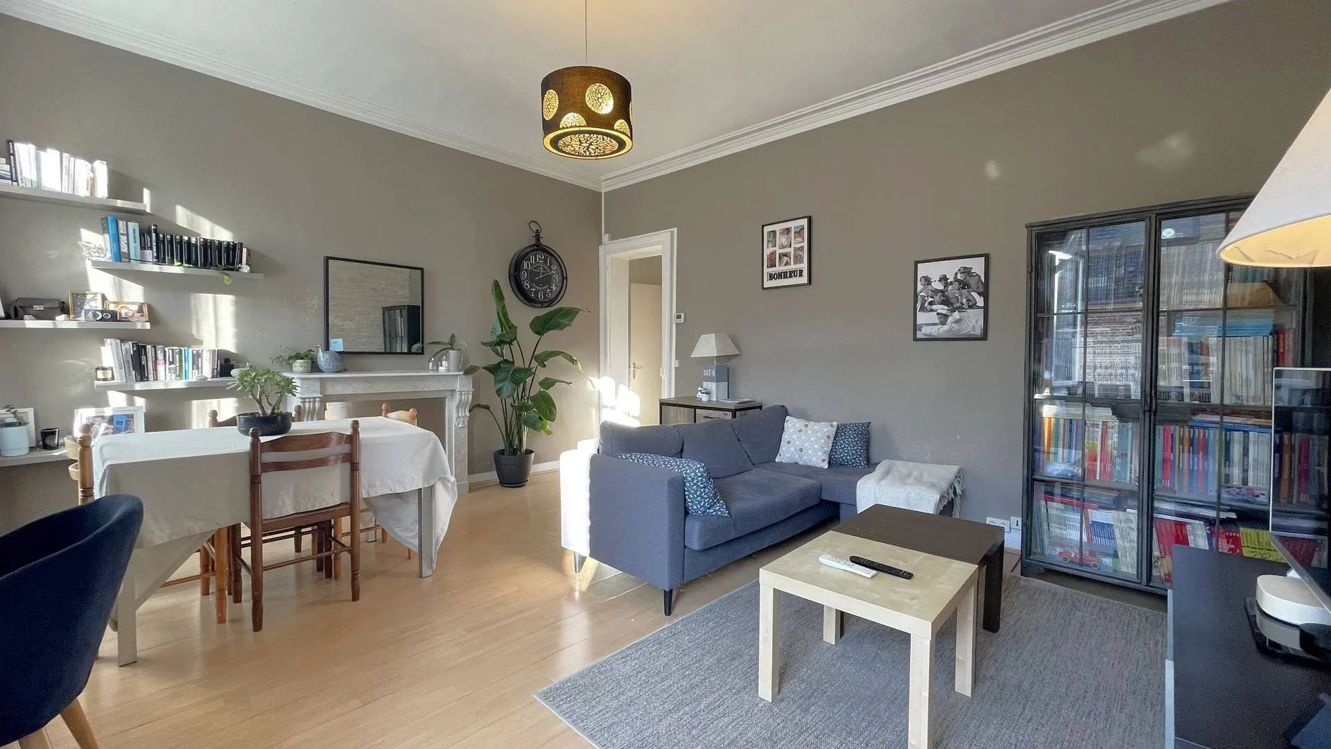 Charme de l’ancien et hauteur sous plafond : De grandes fenêtres illuminent les pièces et offrent une vue dégagée sur le quartier.