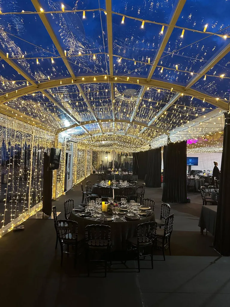 Installation d’un chapiteau arqué full cristal 5x25 m avec plancher et ciel étoilé pour congrès à Villefranche-sur-Mer