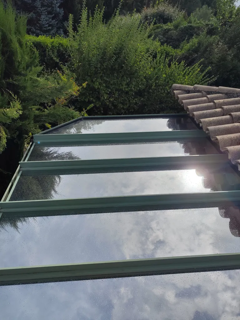 Diagnostic et pose de films solaires pour vitrage de véranda à Salon de Provence – Réduction de la chaleur et gain de confort intérieur economie d'énergie climatisation