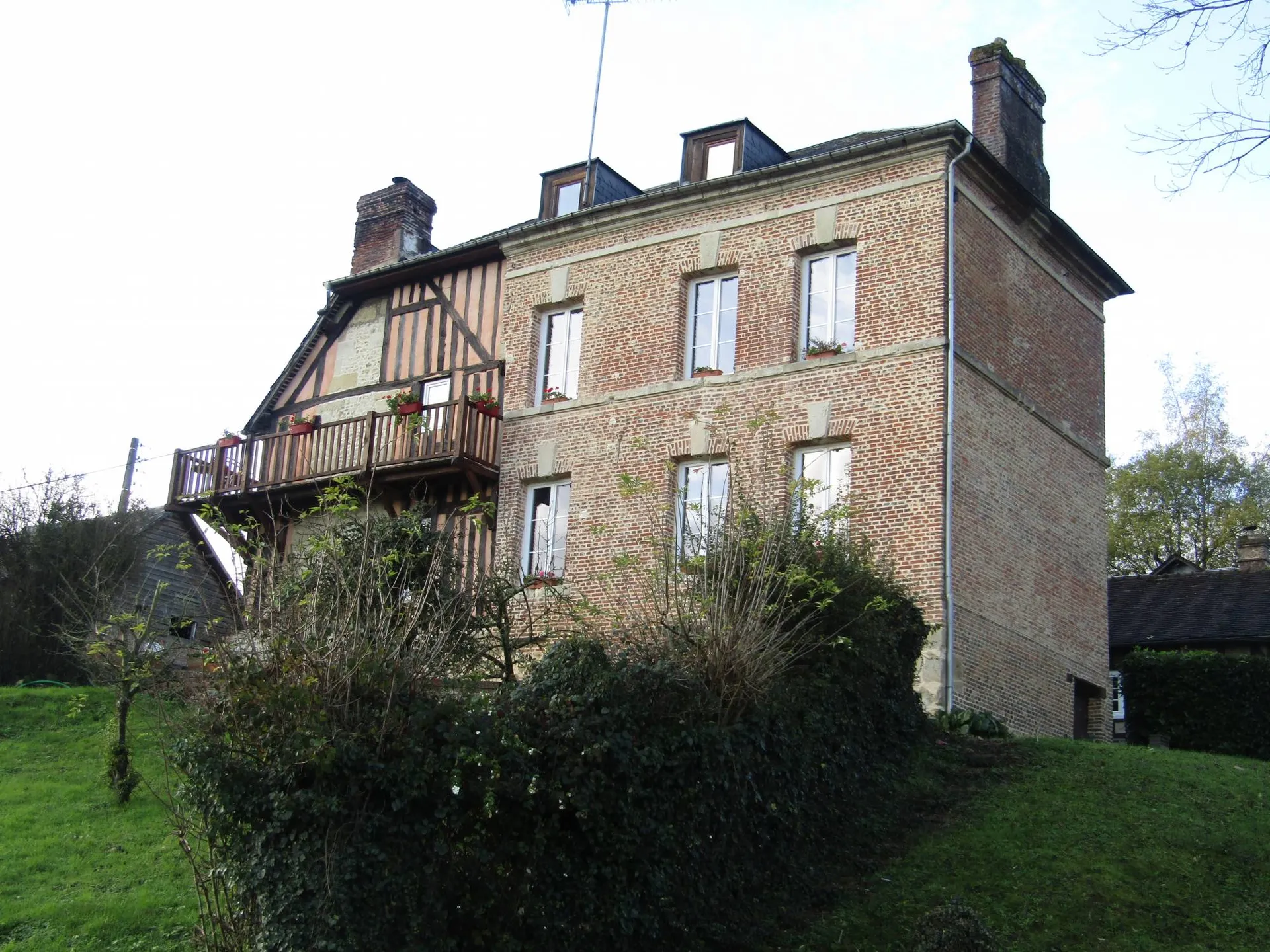 A vendre, manoir en colombages et briques, secteur Lisieux, Calvados 14.