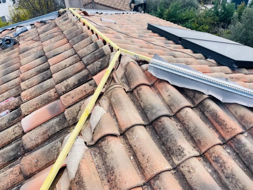 Rénovation d’une toiture de maison sur Faîtage et nettoyage de tuiles sur Fuveau 13710 près de Aix en Provence.
