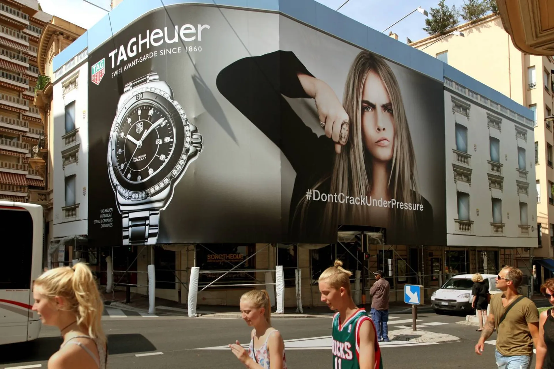 Impression et pose de bâche publicitaire grand format à Paris,