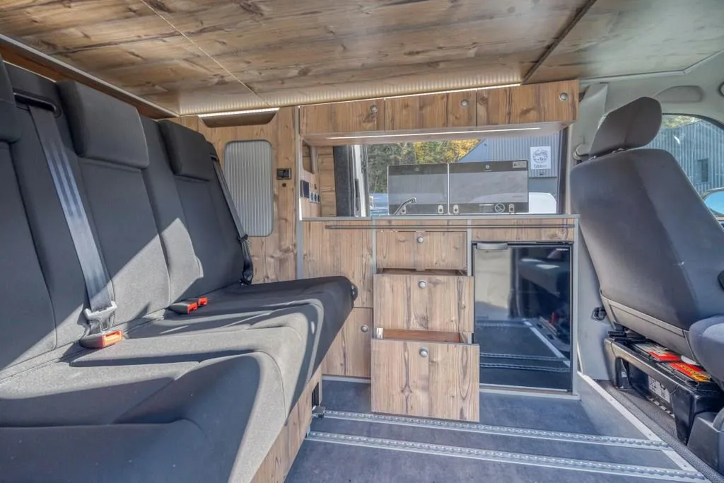 Aménager son VW T6 Court à Chambéry : van compact à finition bois grange pour les escapades savoyardes