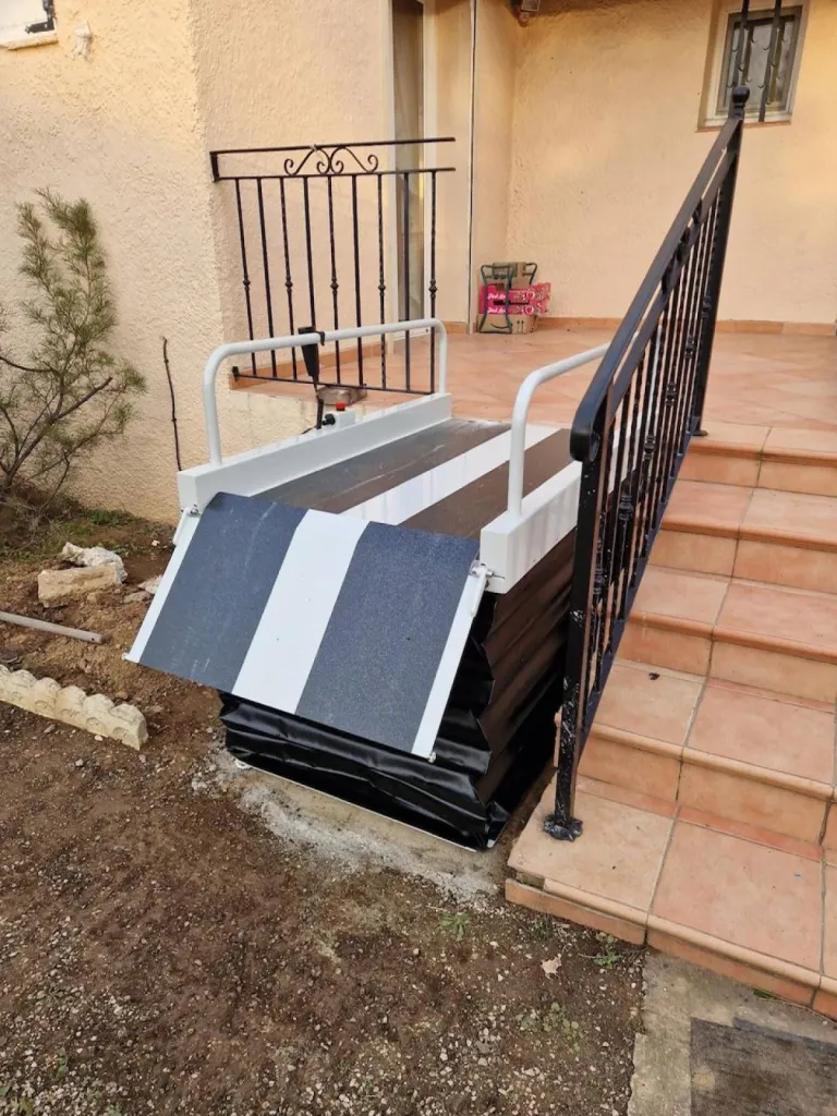 Positionné le long de l'escalier ce mini élévateur LEHNER Liftboy créé l'accessibilité dans cette maison à Marignane près de Marseille Positionné le long de l'escalier ce mini élévateur LEHNER Liftboy créé l'accessibilité dans cette maison à Marignane près de Marseille