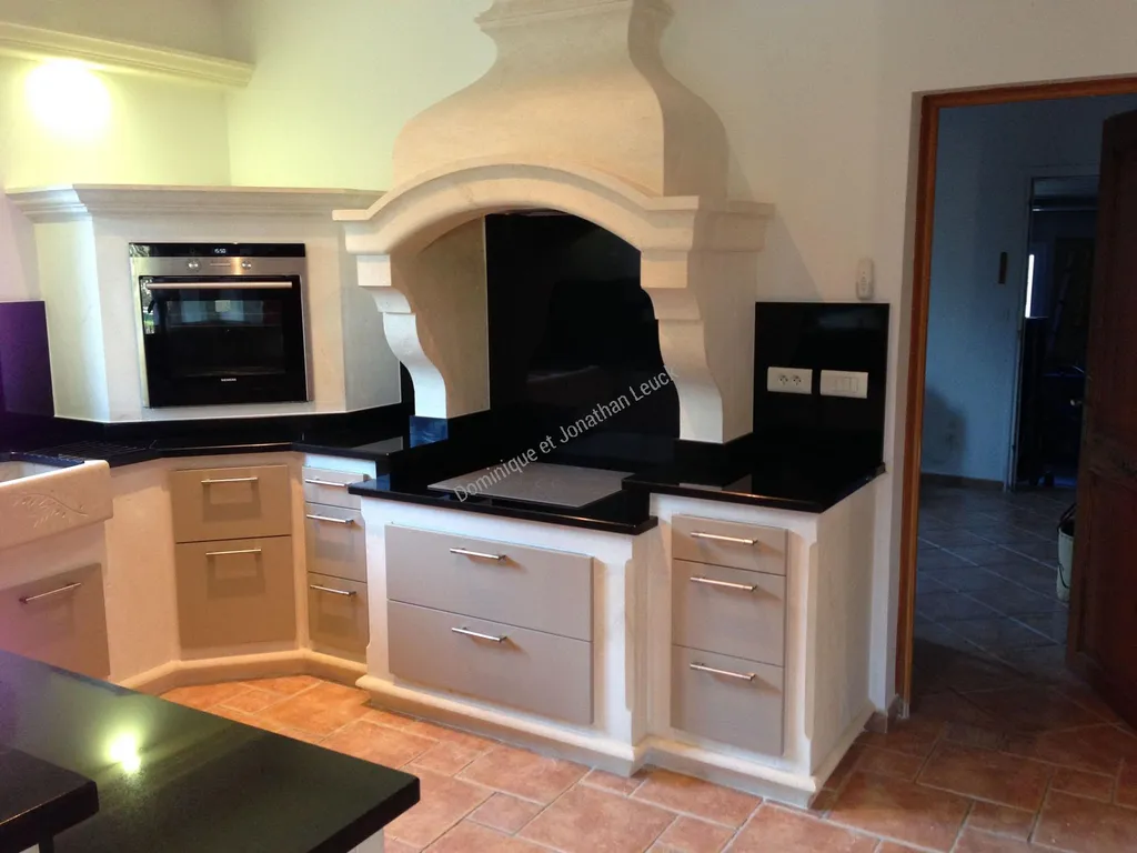 Cuisine en pierre blanche d'Estaillades