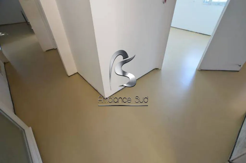 SOL en béton ciré coulé industriel teinté à CABRIS près de Cannes