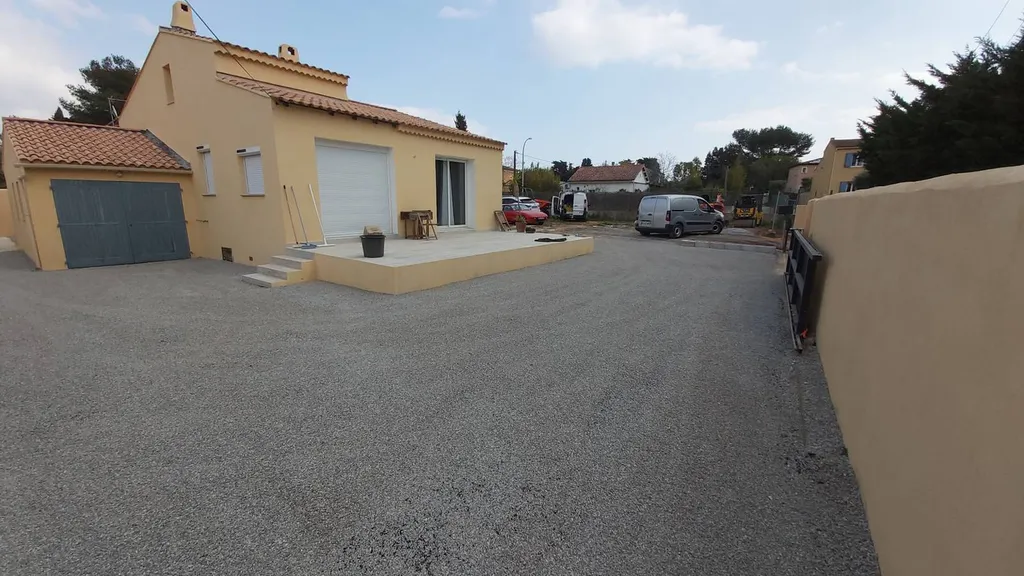 Application d'un gravillonnage bicouche dans la cour de la villa d'un particulier à Six-Fours les Plages dans le Var