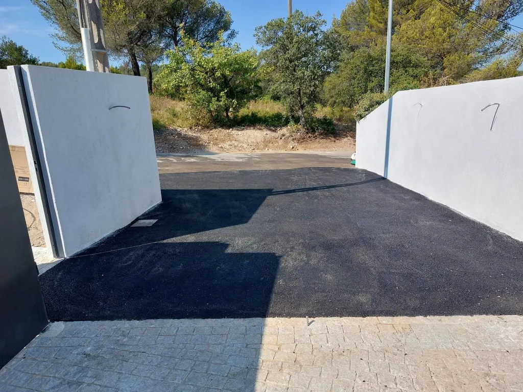 Remise en état d'une entrée de villa en enrobé de bitume noir à Meyreuil dans les Bouches du Rhône