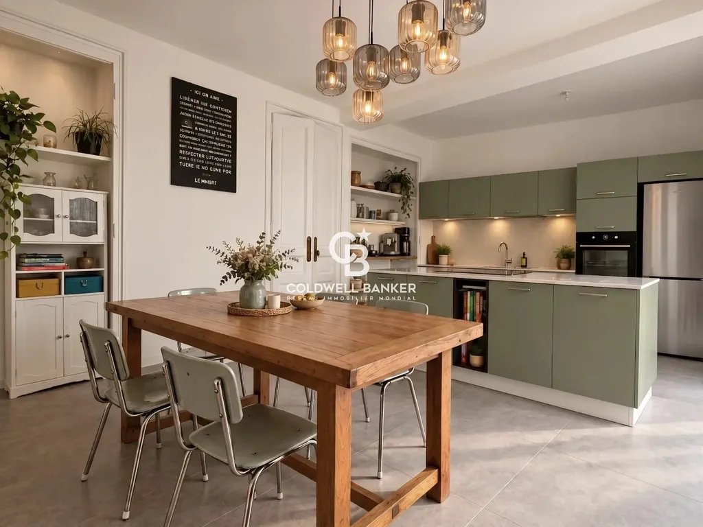Cuisine avec coin repas et rangements intégrés, maison de ville au Mans