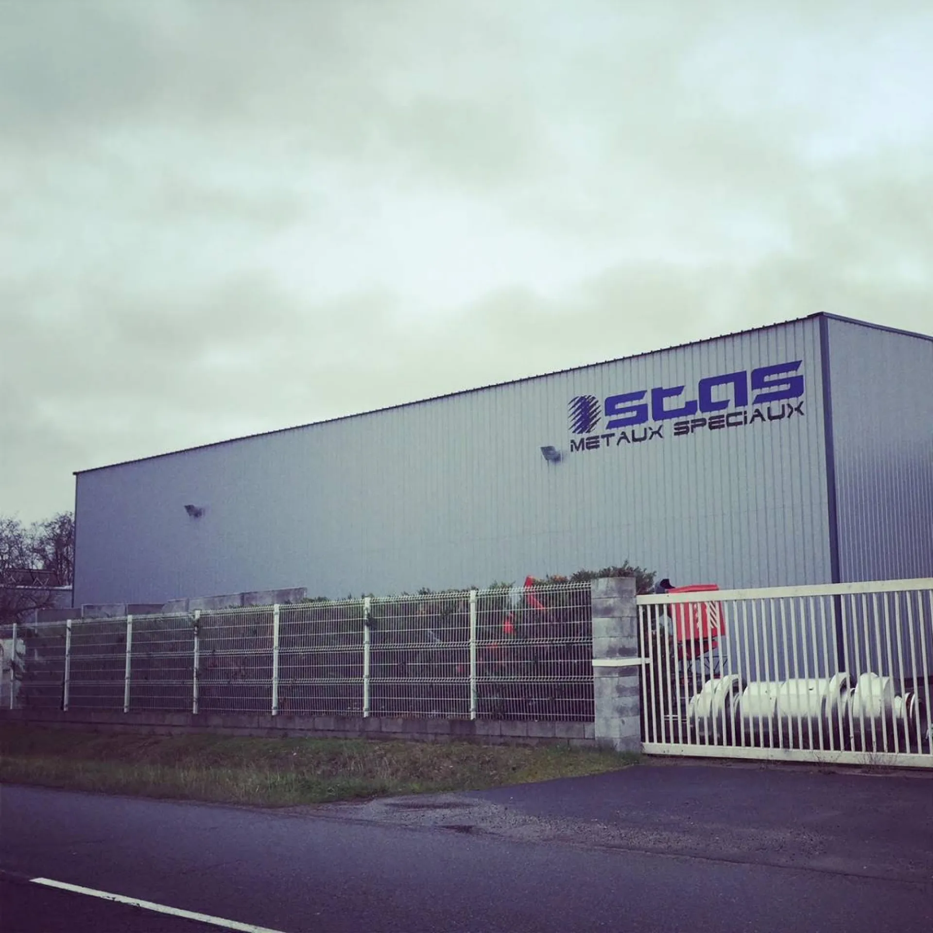 Enseigne de STAS en lettres découpées sur bardage tôle à Auterive