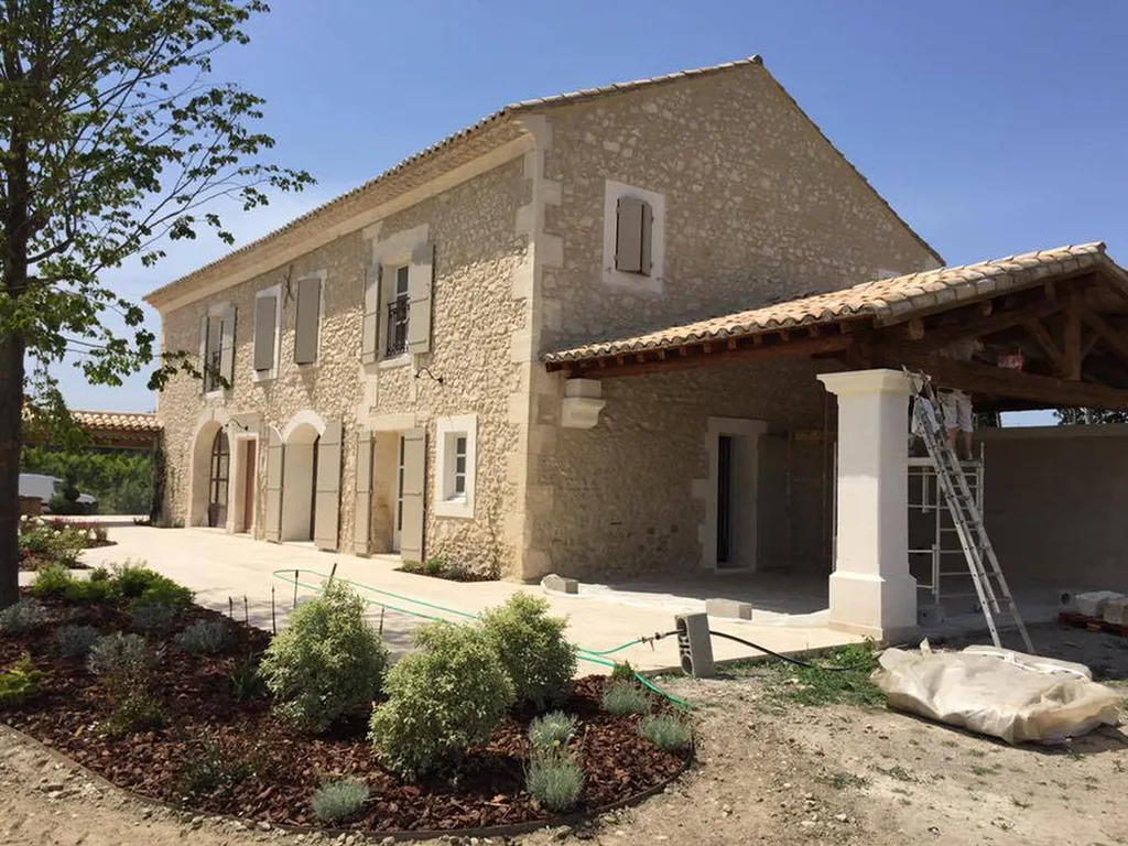 Pilier et chaîne d'angle en pierre