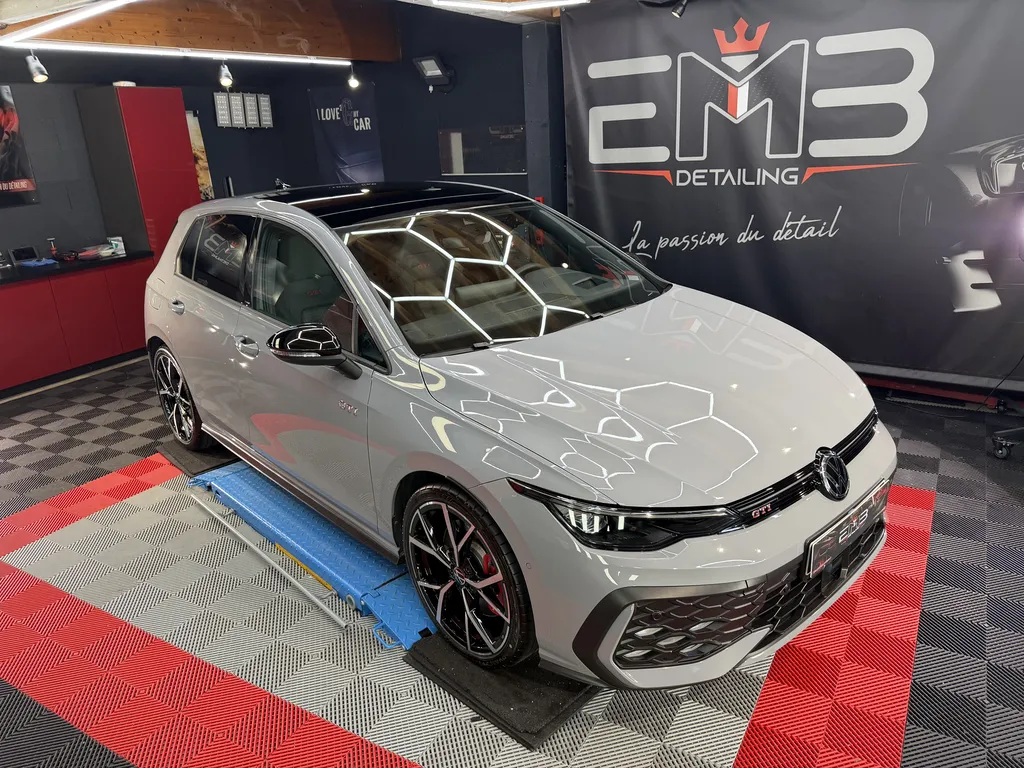 Rénovation carrosserie et traitement céramique Volkswagen Golf 8 GTI à Dardilly proche Lyon avec polissage professionnel par EMB DETAILING