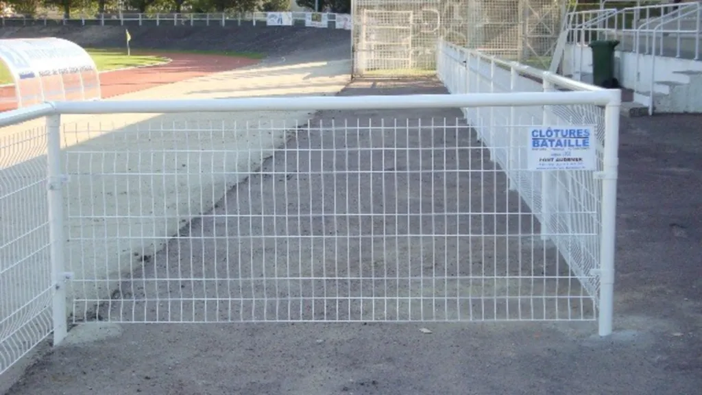 Installation de main courante de stade