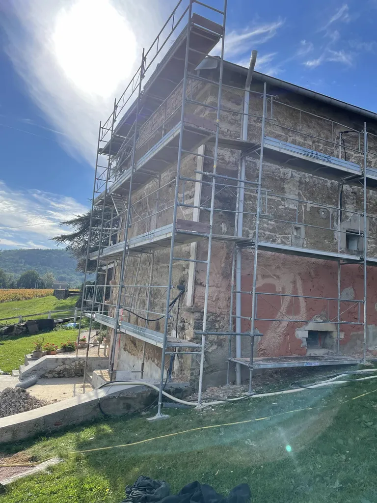 Echafaudage pour rénovation d'une façade en pisé à Juliénas (69) dans le Beaujolais