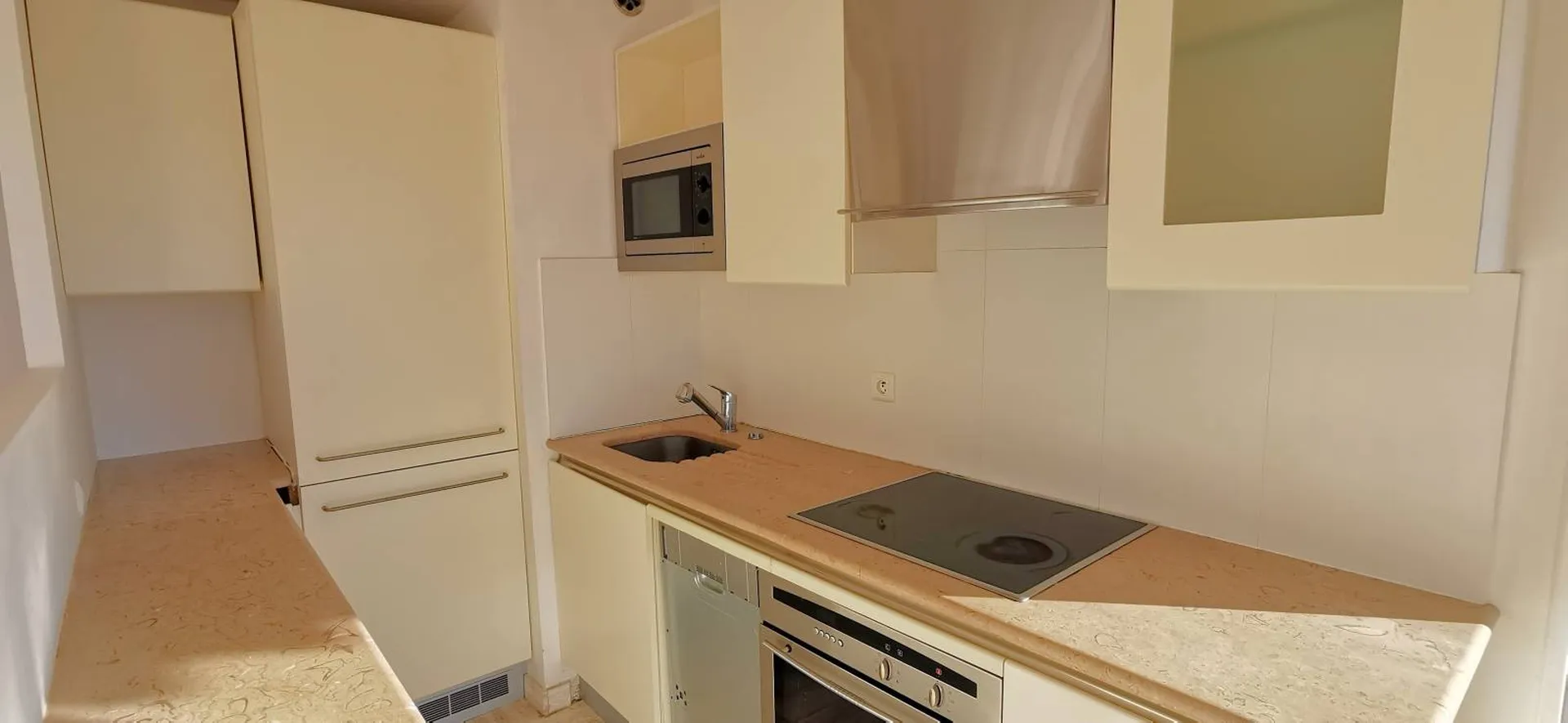 Appartement T2 Cassis  ouvrant sur terrasse vue mer dans résidence de standing avec piscine