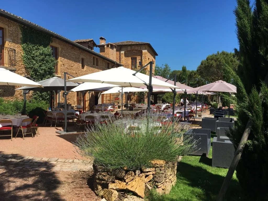 Déjeuner en extérieur sous les parasols