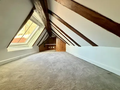 Proche de la place du marché de Saint-Germain-en-Laye, un studio idéal pour faire un investissement locatif en accompagnement avec Hélix immobilier, l'agence de gestion Locative, référente sur le secteur https://www.heliximmobilier.com/gestion-locative-w1