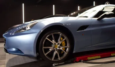 Détails du film de protection posé sur Ferrari California pour un usage routier à Lorient.