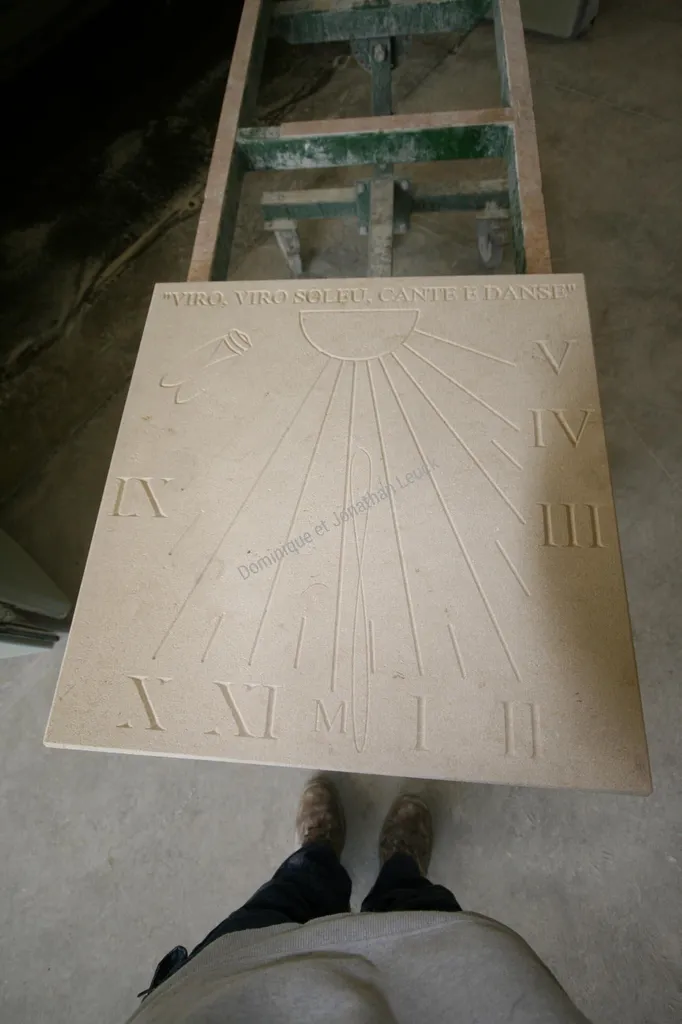 Cadran solaire en pierre de d'Estaillades