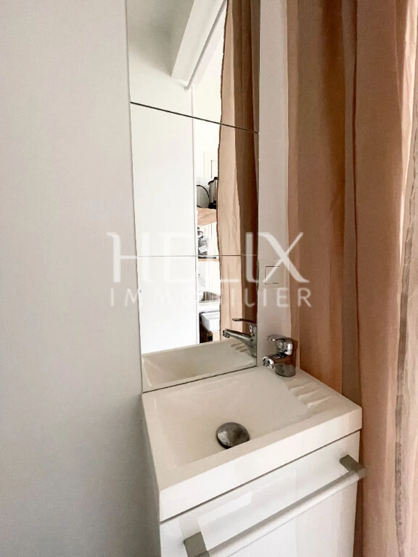 Chambre de service meublé avec goût d'environ 10 M² dans une jolie résidence 