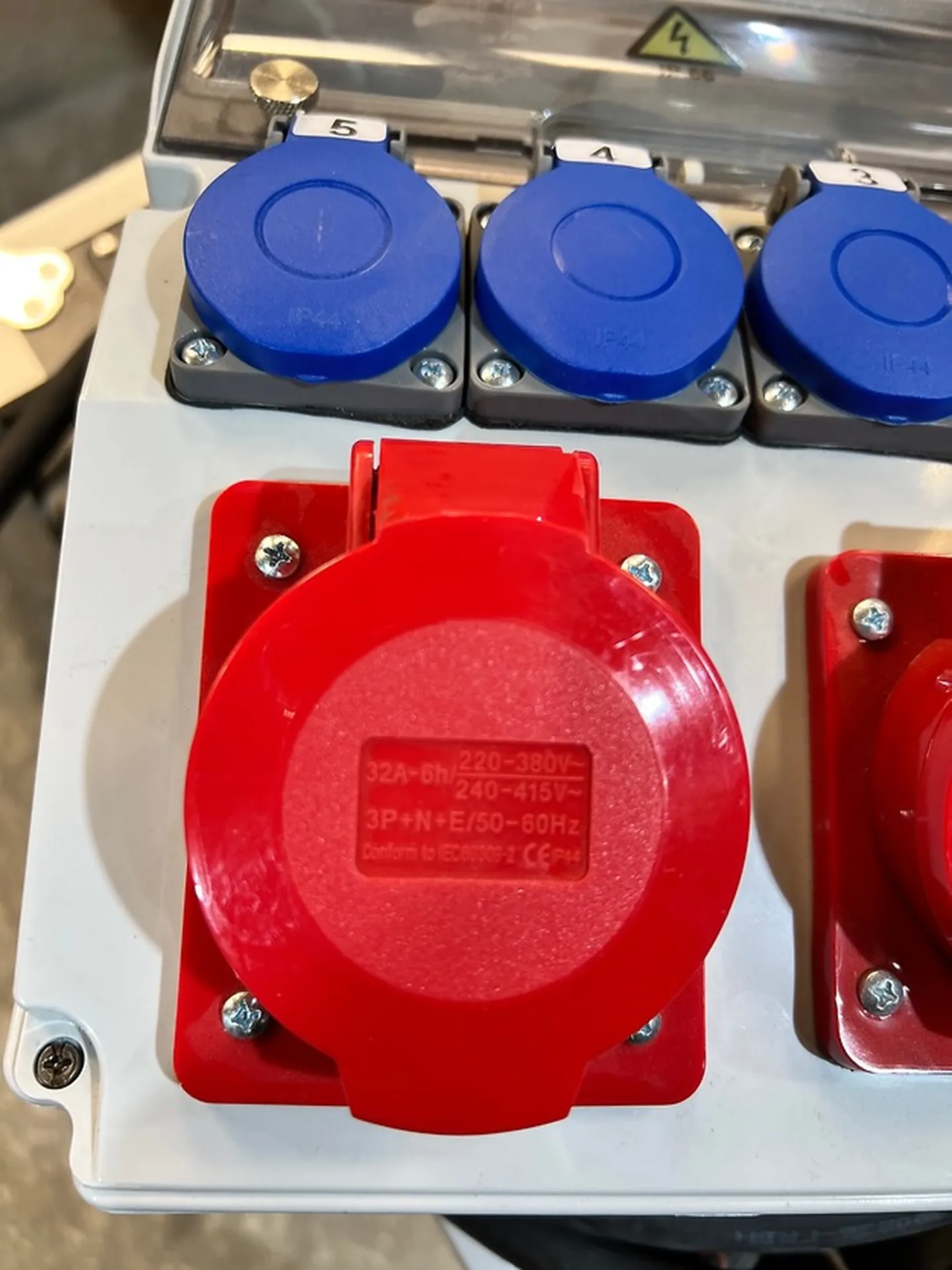 COFFRET ELECTRIQUE 32A TRI VERS 1X 32A TRI + 1X16ATRI+ 4 PC 16A MONO