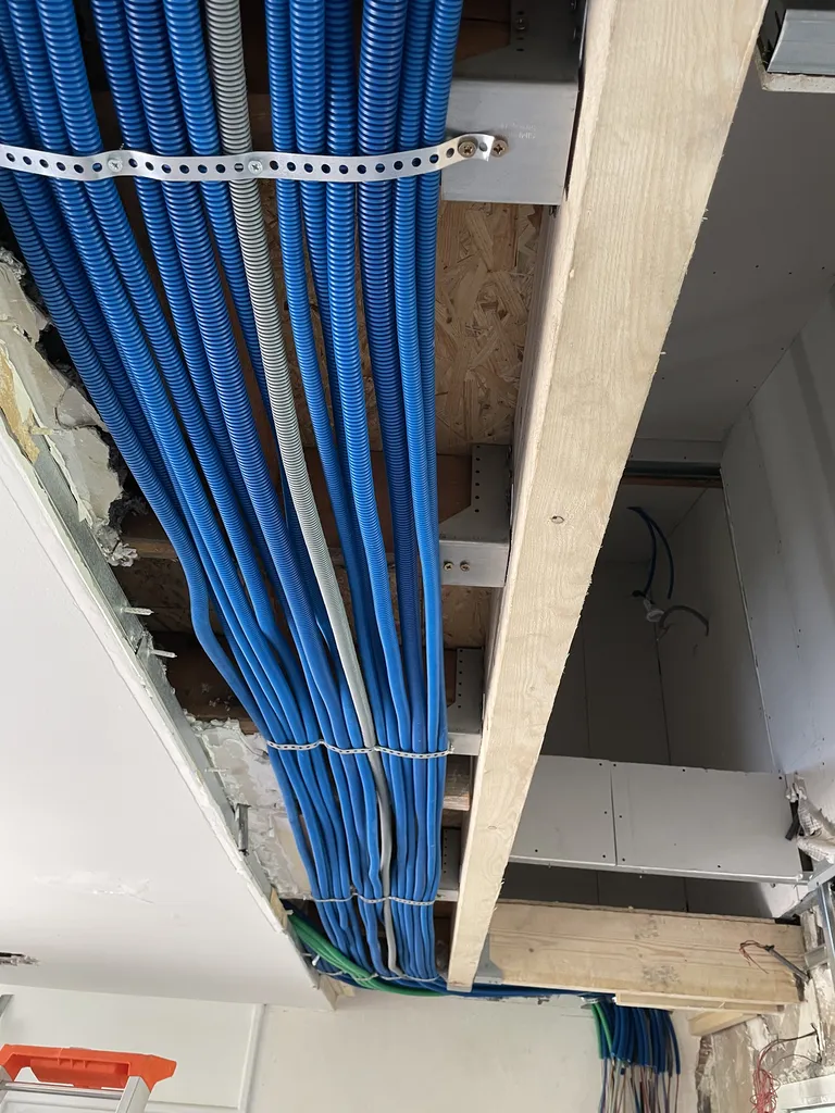 Réseaux électriques rénovés lors d’une rénovation globale d’appartement à Lyon (Rhône – 69) pour une installation conforme et sécurisée