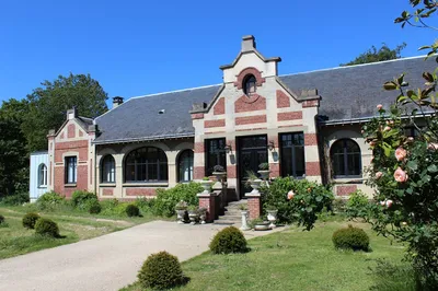 A vendre,  beau Manoir rénové d'environ 250 m² bâti sur presque 3 hectares de terrain, aux portes de Rouen 76