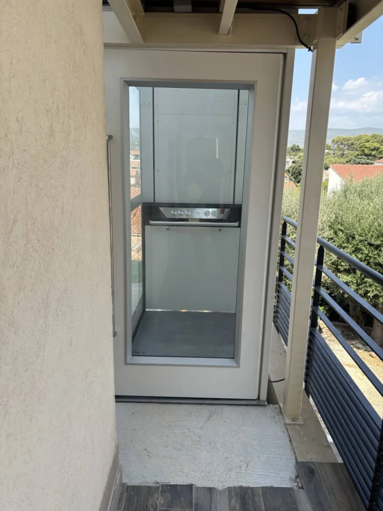 Palier prolongé pour acceuillir ce R+1 de l'élévateur 3 niveaux en extérieur NAMILIFT PL 400 à La Ciotat près de Marseille