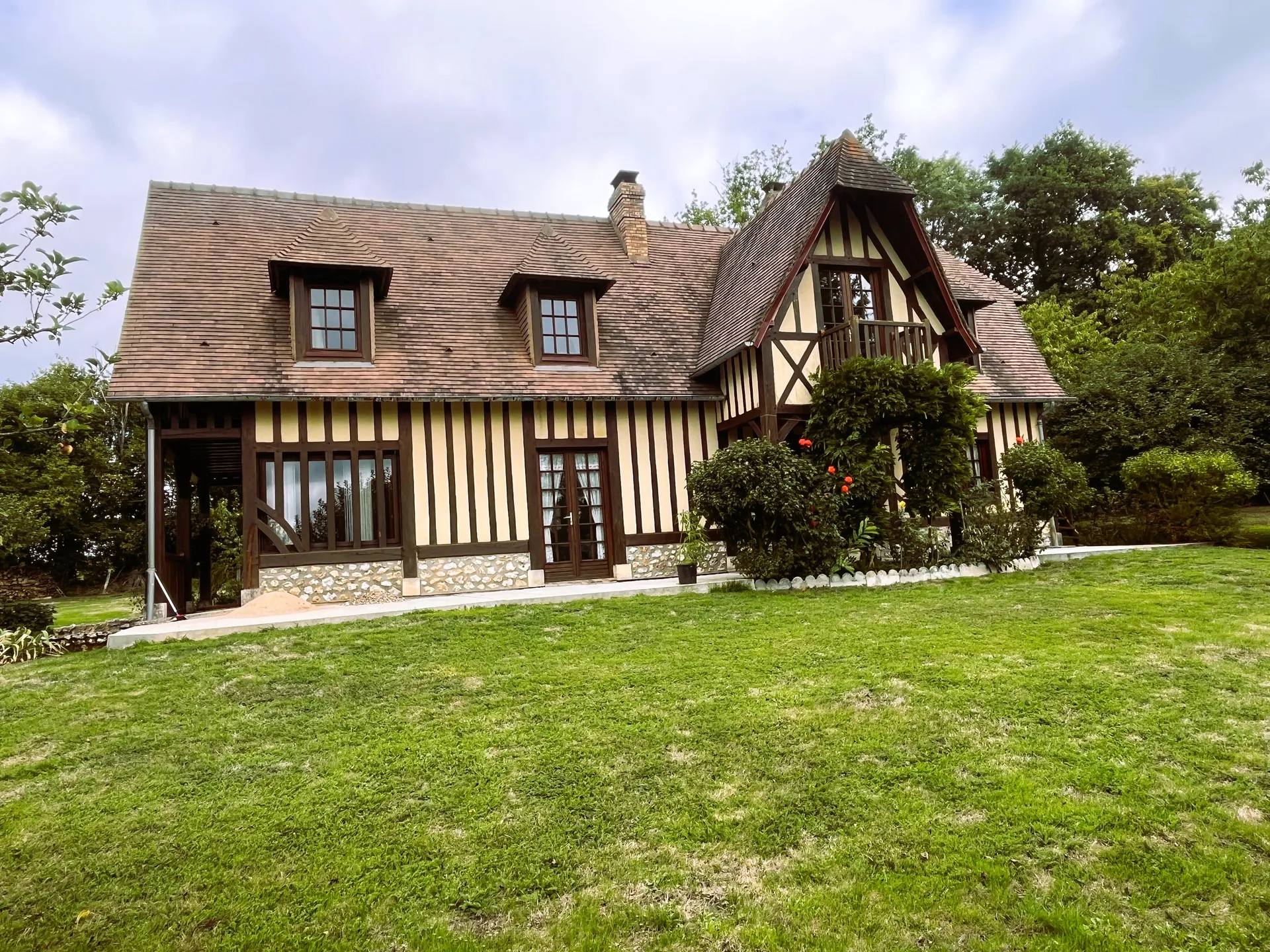 PROPRIÉTÉ NORMANDE – VUE EXCEPTIONNELLE – 4 HECTARES – CALME ABSOLU