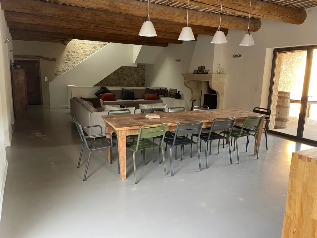 Pose d’une couche industriel effet béton ciré coulé à Arles 