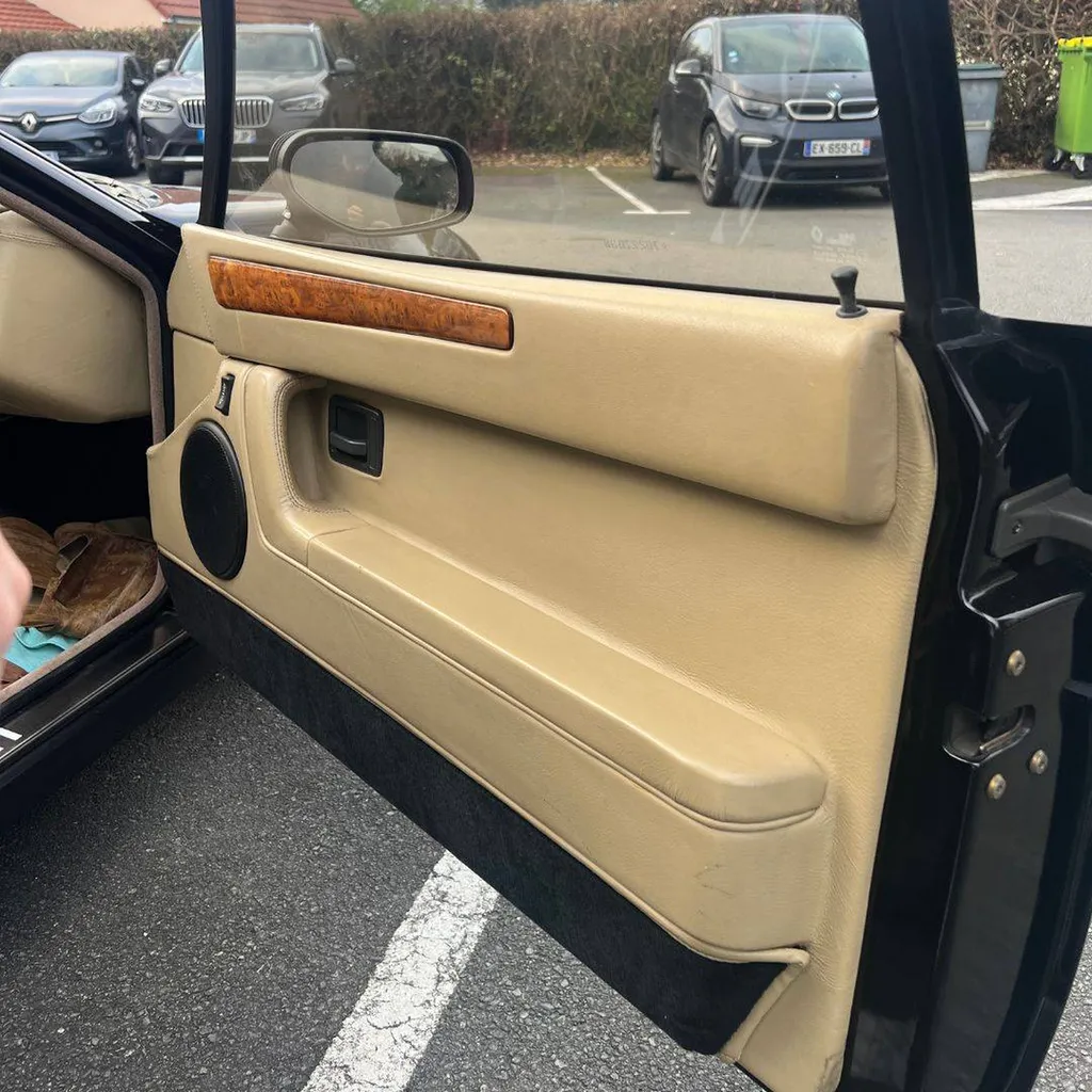Repigmentation du cuir sur une Venturi 521 Cup à Le Mans (72)