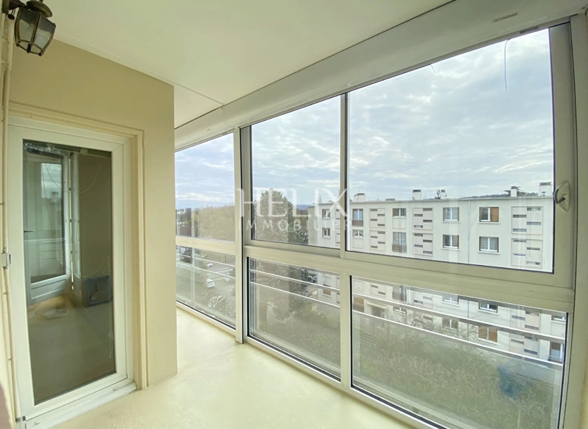 En exclusivité - appartement lumineux au dernier étage avec ascenseur, balcon et loggia plein sud. Proche bus et RER A.