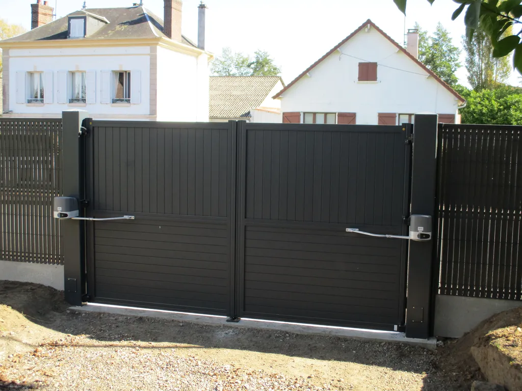 Installation de Portail battant motorisé, Portillon en aluminium et Clôtures sur muret à Cormeilles dans l'Eure 27 et ses Alentours