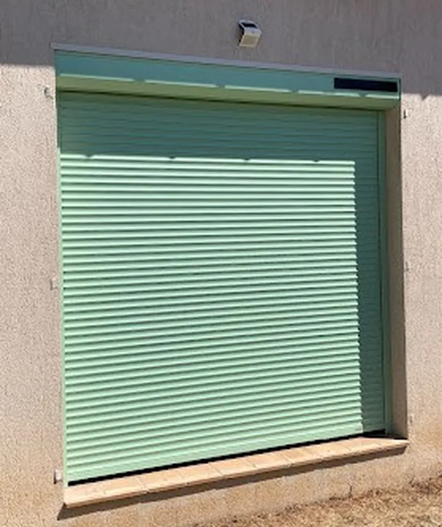 Installation d’un volet roulant rénovation solaire aluminium DP39 motorisation radio avec coffre pan coupé Compak à Berre-les-Alpes.