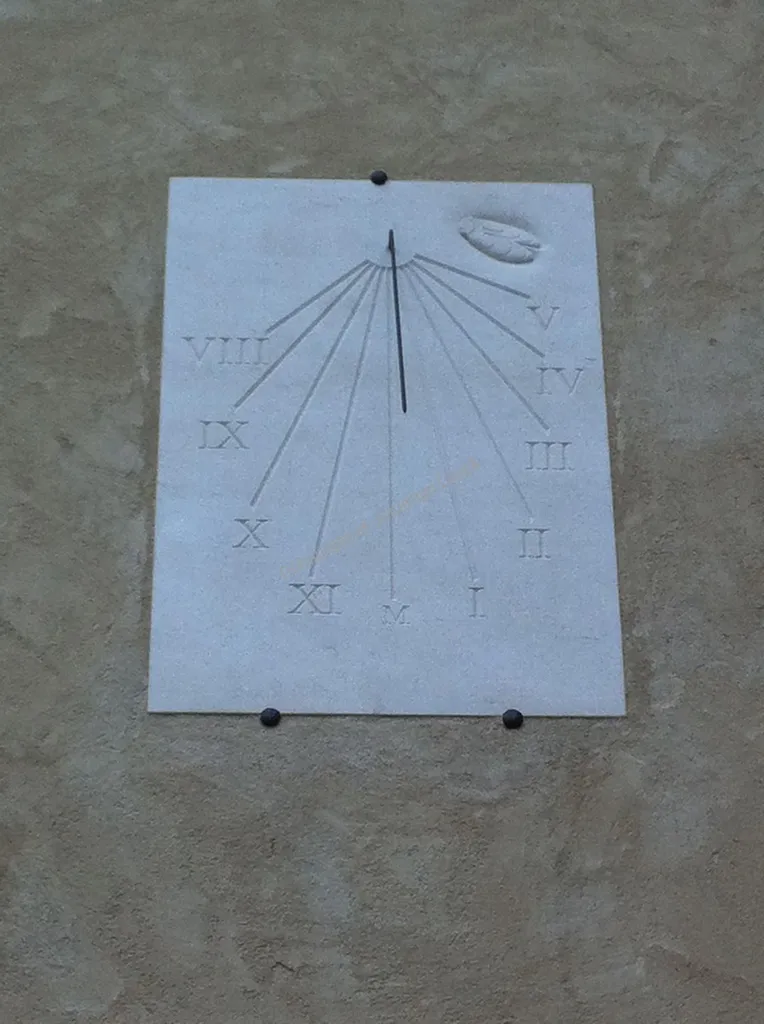 Cadran solaire en pierre de d'Estaillades