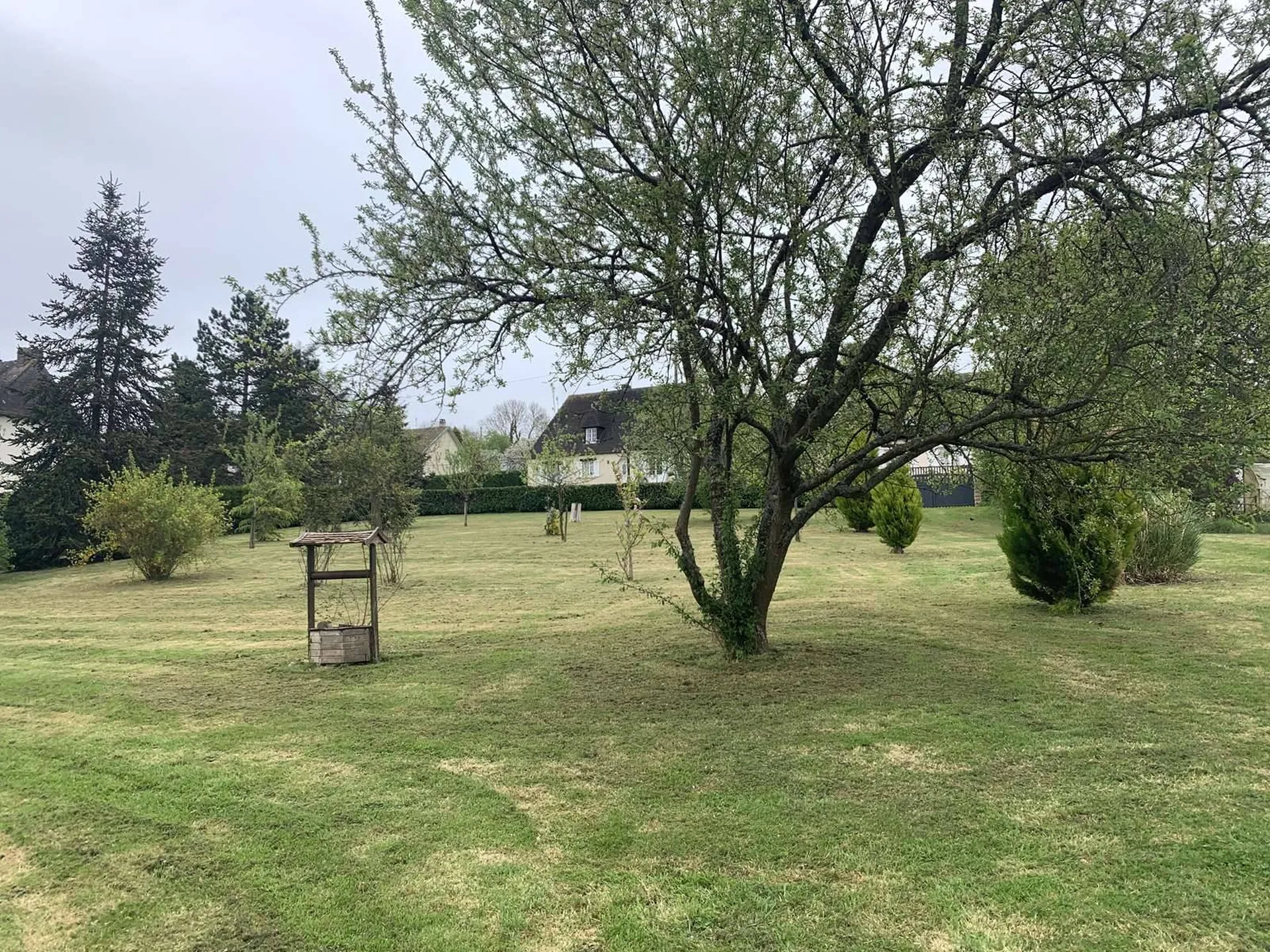 VIMOUTIERS (ORNE) : Grande maison en pierres avec parc arboré