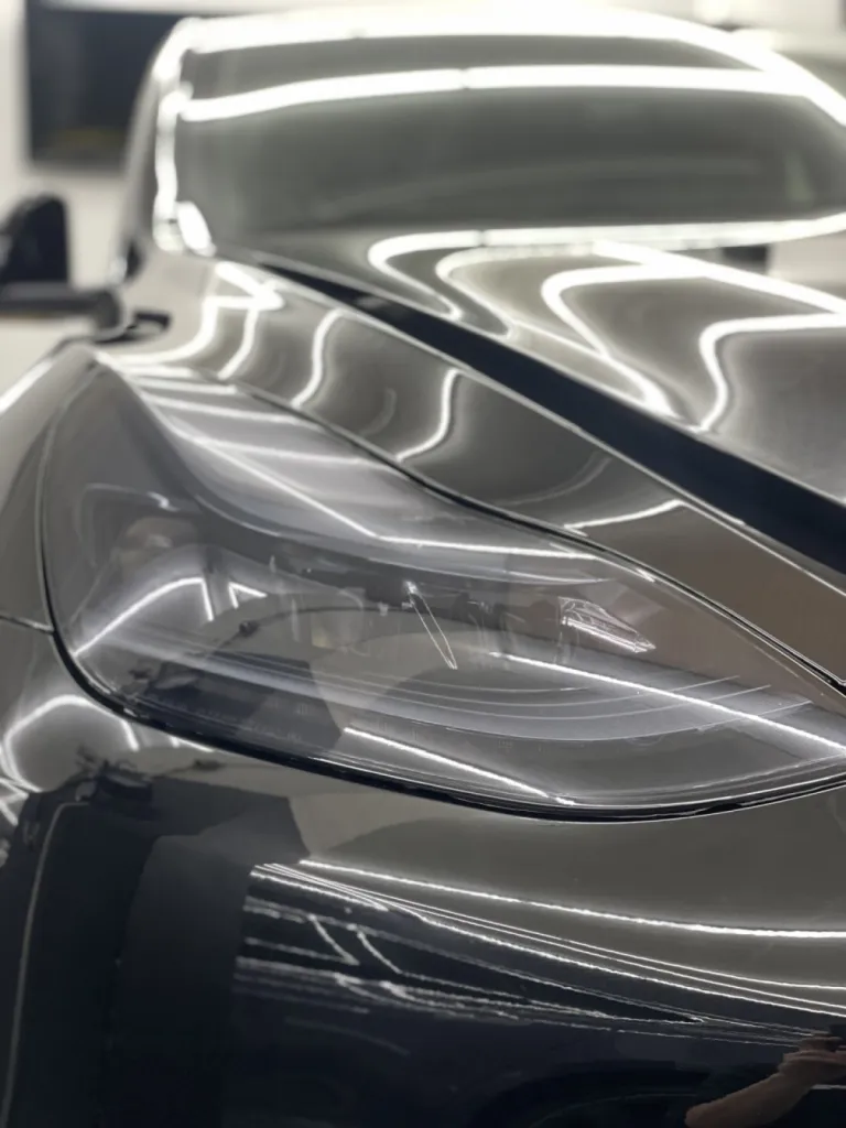 Pose de film teinté sur les phares et Optiques dans les Alpes-Maritimes, bas Riviera Detailing, avec notre PPF XPEL teinté.