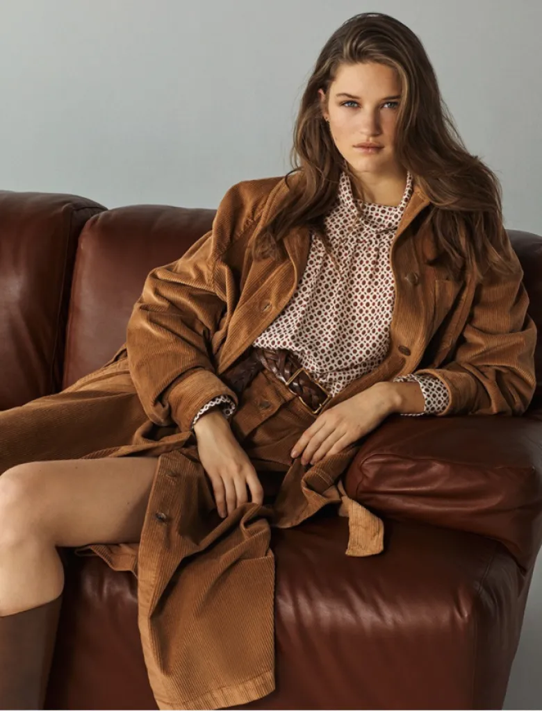 Rosso 35 un style classique et contemporain, pour les femmes qui aiment la discrétion et l'élégance.