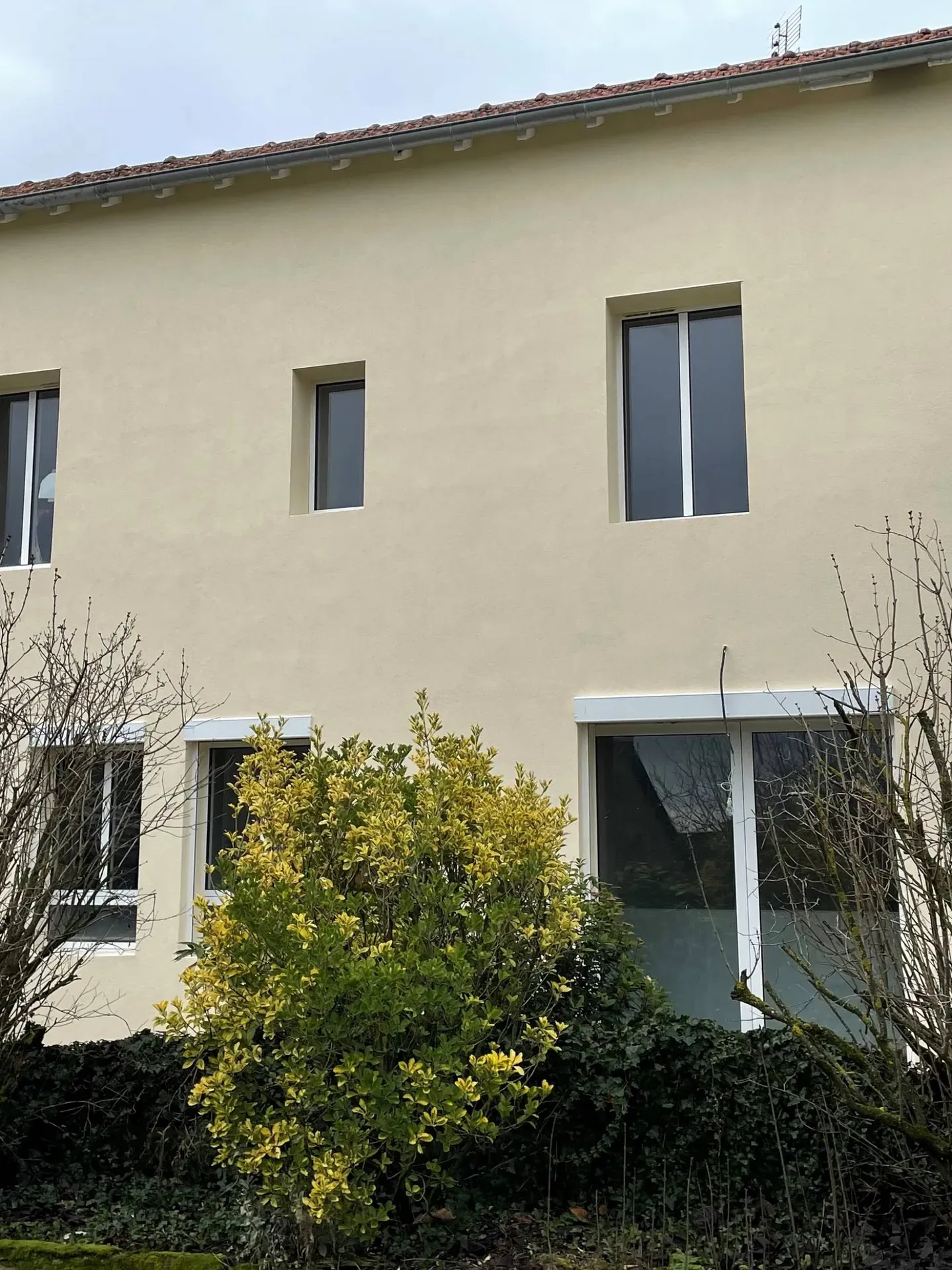 Façade après création d’une baie vitrée, modernisant l’esthétique et valorisant la maison